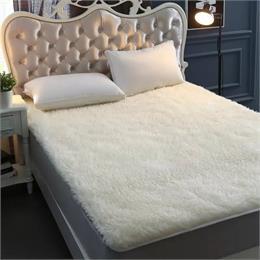 Có nên mua thảm lông cừu trải giường không?