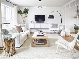 Gợi ý cách chọn thảm trải sàn hợp với sofa trắng