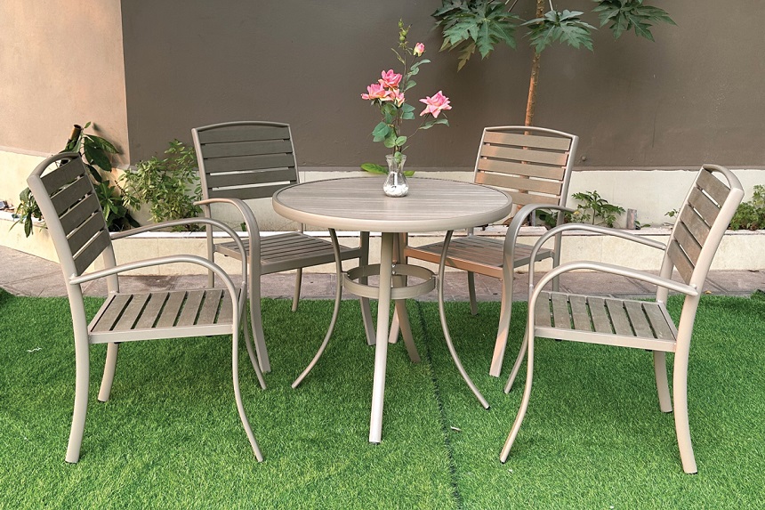 Mua bàn ghế ăn ngoài trời thật phù hợp cho sân vườn nhà bạn